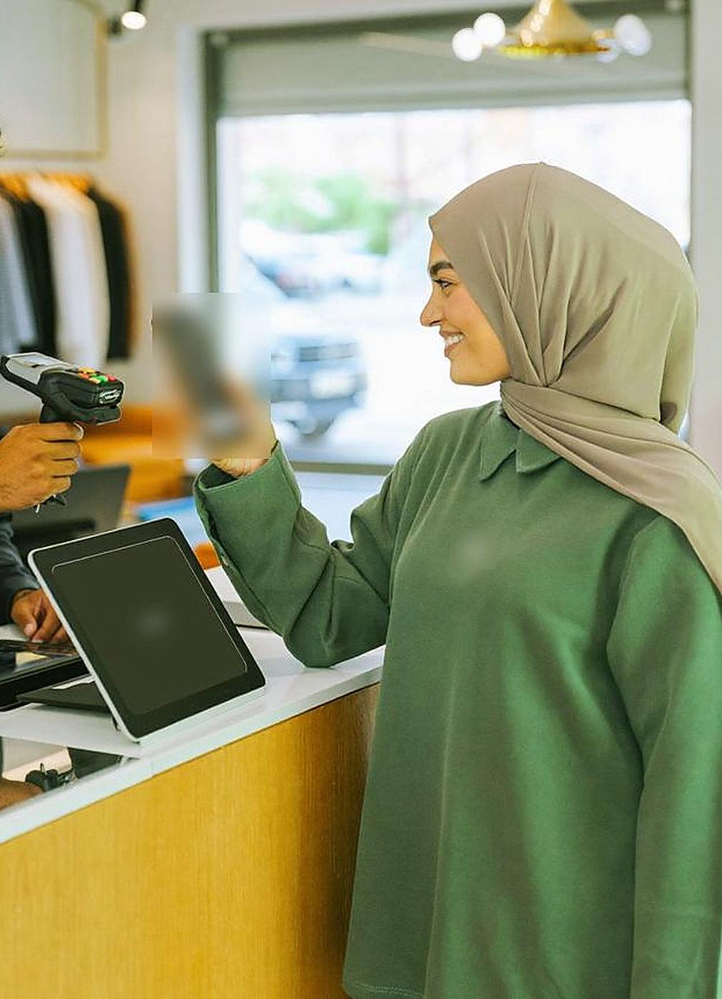 زبونة في بوتيك تعرض تطبيق جاي على هاتفها